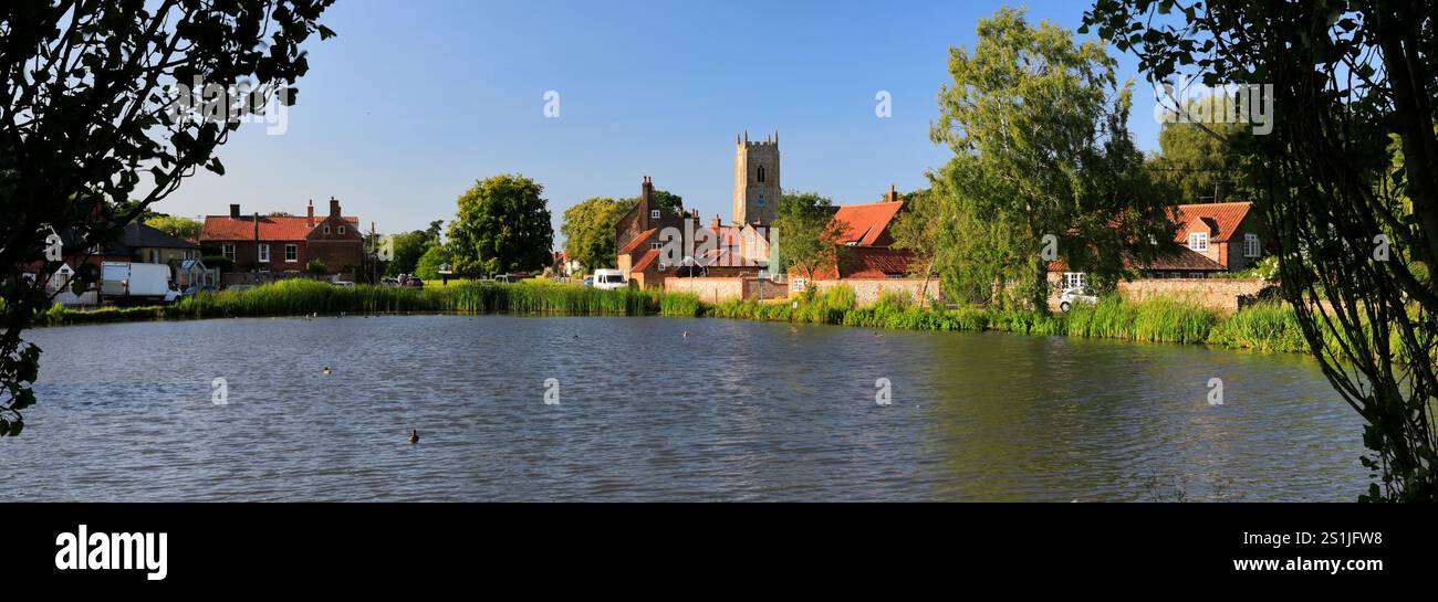 Vista sul laghetto delle anatre del villaggio di Great Massingham, North Norfolk, Inghilterra, Regno Unito Foto Stock