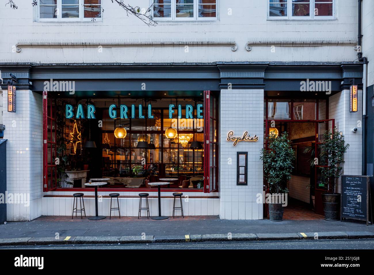 Sophie's Soho Ristorante e Cocktail Bar - NY-style Steakhouse e il cocktail bar in grande mulino a vento Street Soho Londra Foto Stock Sophie's Soho Ristorante e Cocktail Bar - NY-style Steakhouse e il cocktail bar in grande mulino a vento Street Soho Londra Foto Stock