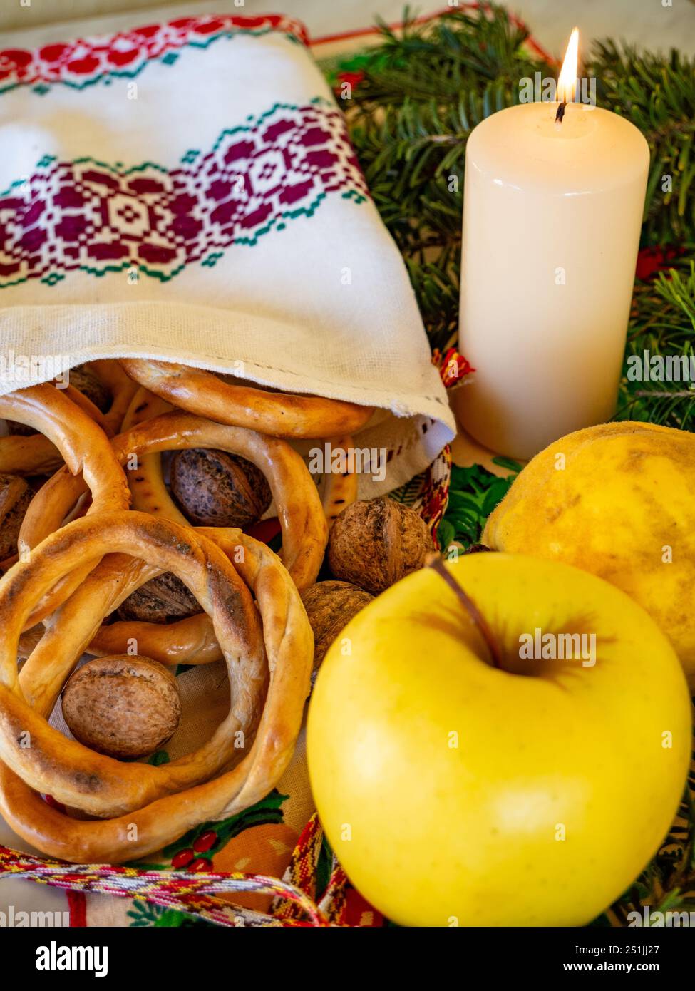 pretzel, noci e mele regalati a chi canta canti natalizi, tradizione rumena della vigilia di natale Foto Stock