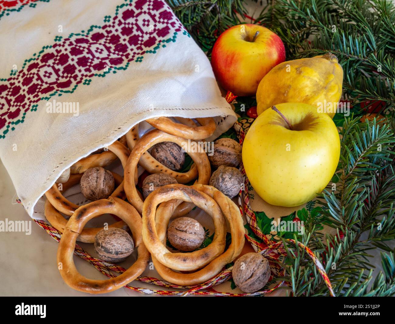 pretzel, noci e mele regalati a chi canta canti natalizi, tradizione rumena della vigilia di natale Foto Stock