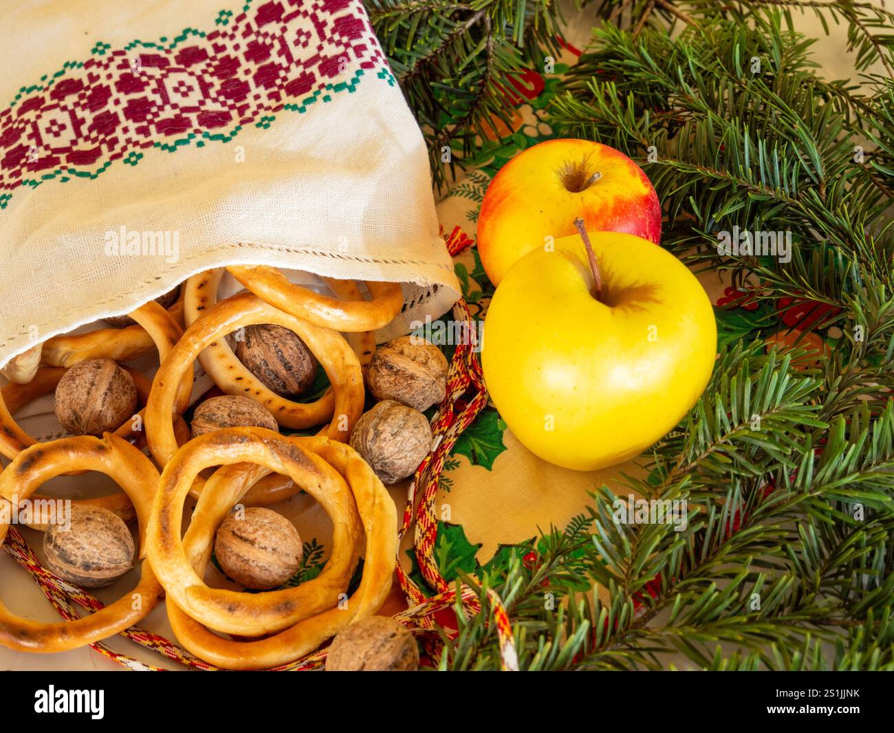 pretzel, noci e mele regalati a chi canta canti natalizi, tradizione rumena della vigilia di natale Foto Stock