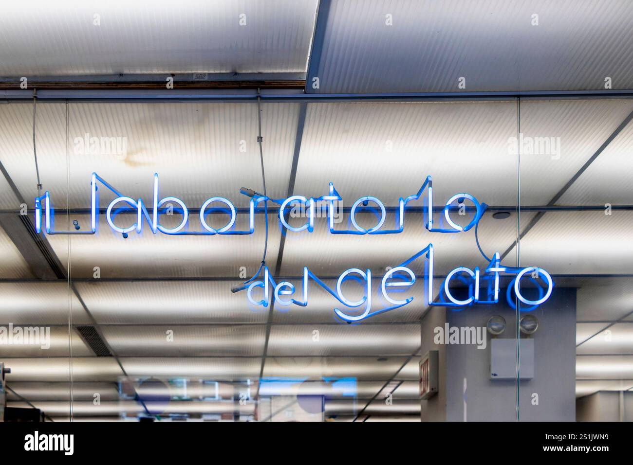 Insegna al neon con scritta "il laboratorio del gelato" in lettere blu, che si riflette in vetro con un moderno sfondo interno gelateria New york City usa Foto Stock