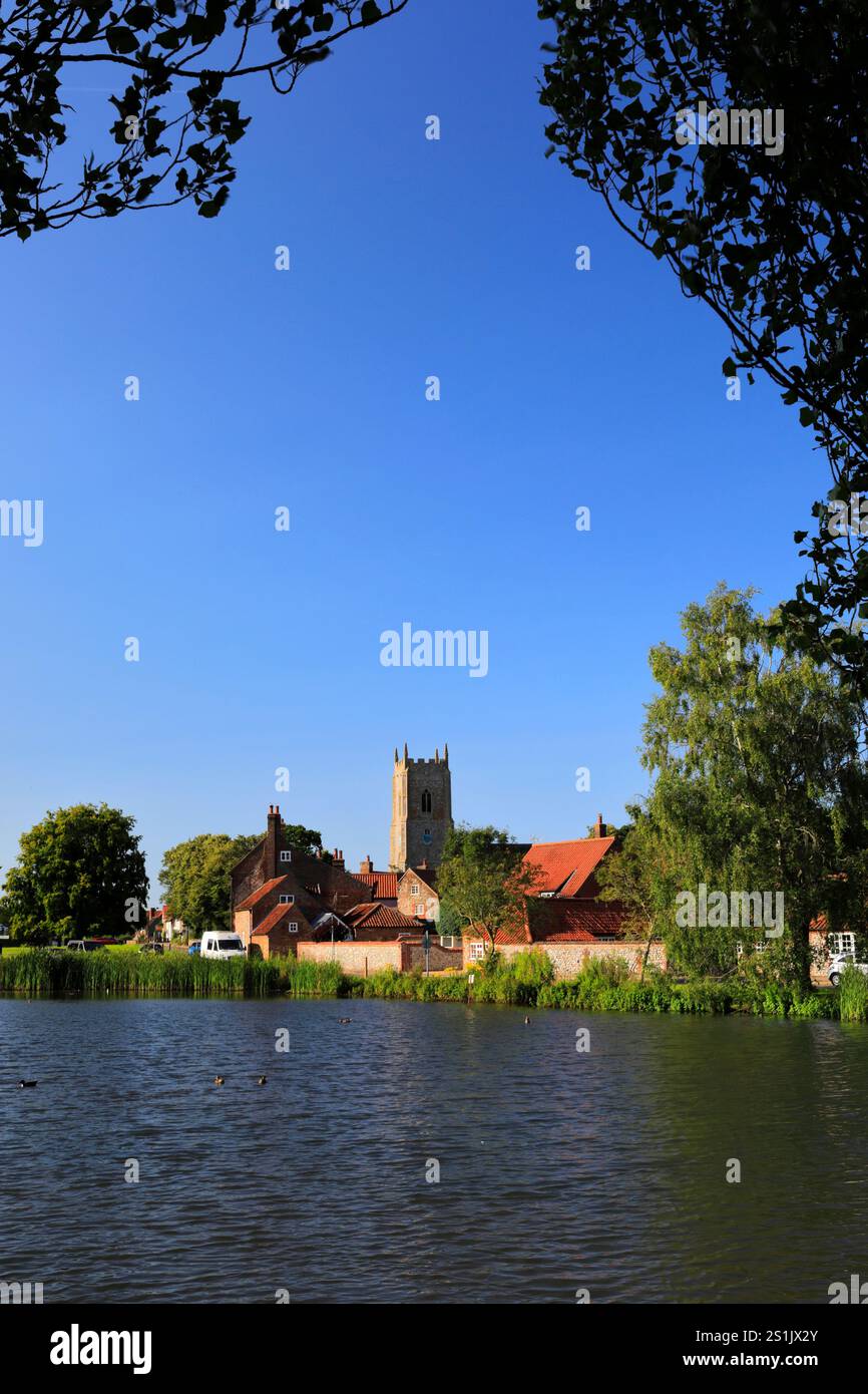 Vista sul laghetto delle anatre del villaggio di Great Massingham, North Norfolk, Inghilterra, Regno Unito Foto Stock