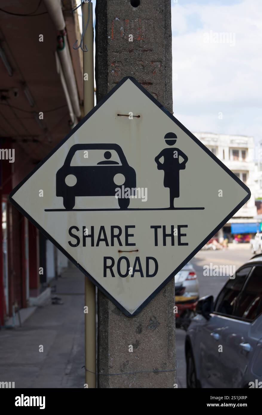condividi il cartello stradale a phetchabun, thailandia, incoraggiando gli utenti della strada a quattro e due ruote a lasciare uno spazio sicuro l'uno per l'altro Foto Stock