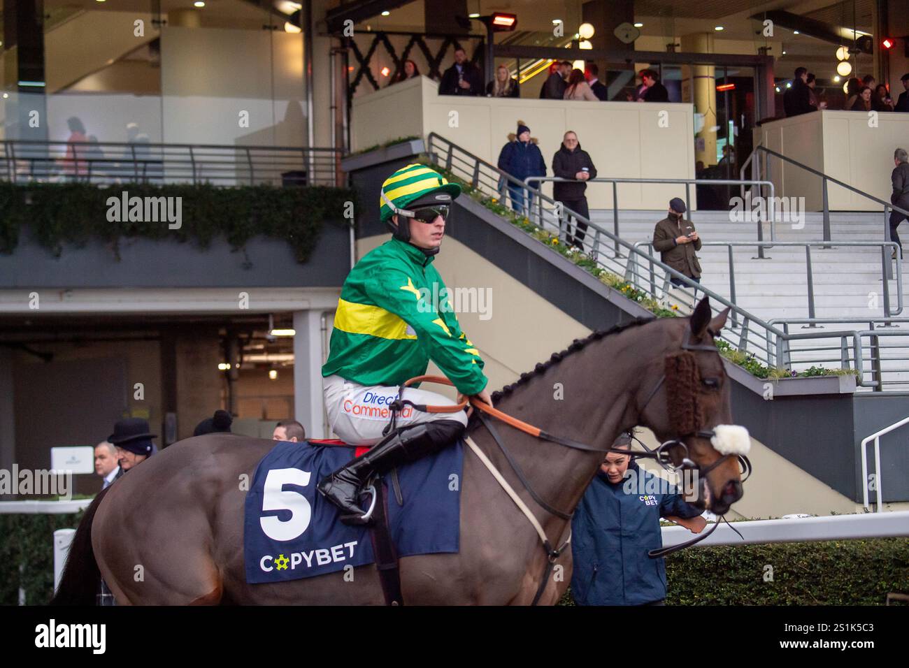 Ascot, Berkshire, Regno Unito. 23 novembre 2024. LE PROFONDITÀ NASCOSTE guidate dal fantino James Bowen si dirigono verso l'autodromo per la gara Copybet 1965 Steeple Chase Classe 1 Grade 2 all'Ascot Racecourse nel Berkshire, presso il Copybet November Raceday di sabato. Crediti: Maureen McLean/Alamy Foto Stock