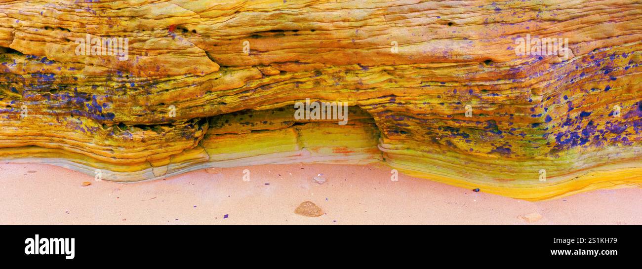 Una vista della base delle colorate scogliere di Hilbre Island, Wirral, Inghilterra. Foto Stock