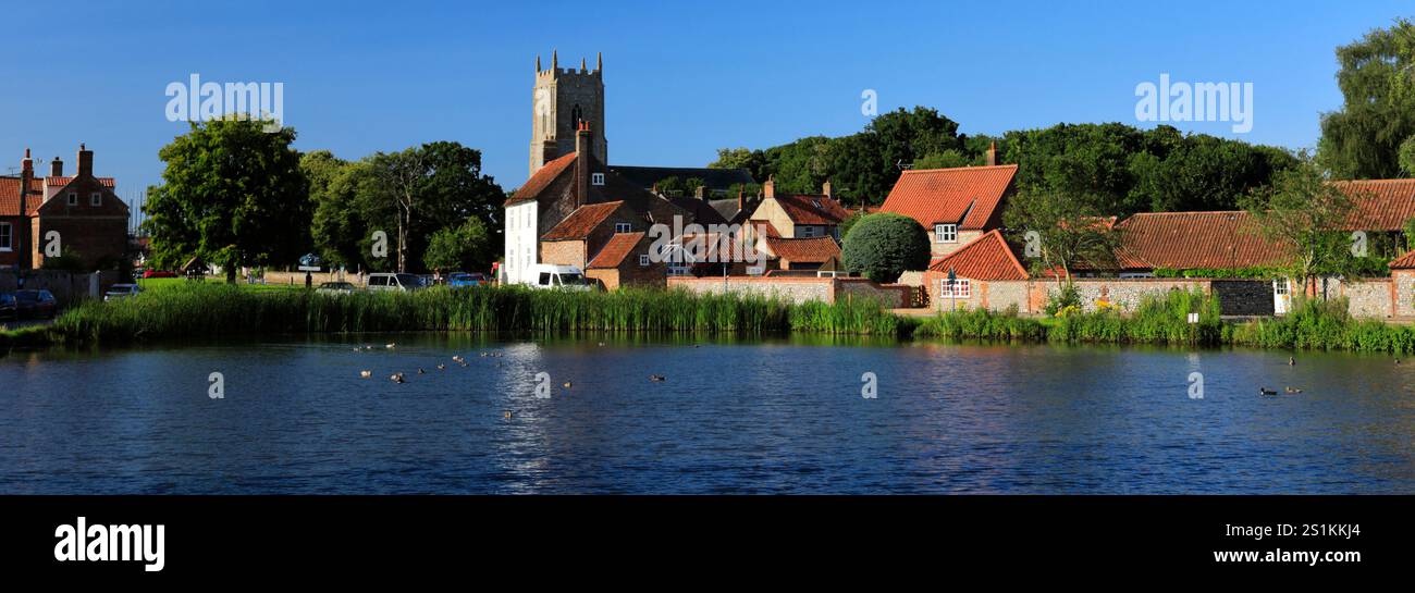 Vista sul laghetto delle anatre del villaggio di Great Massingham, North Norfolk, Inghilterra, Regno Unito Foto Stock