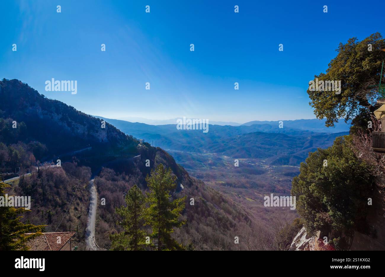 Vista panoramica del belvedere di Cervara di Roma con una tranquilla campagna Foto Stock