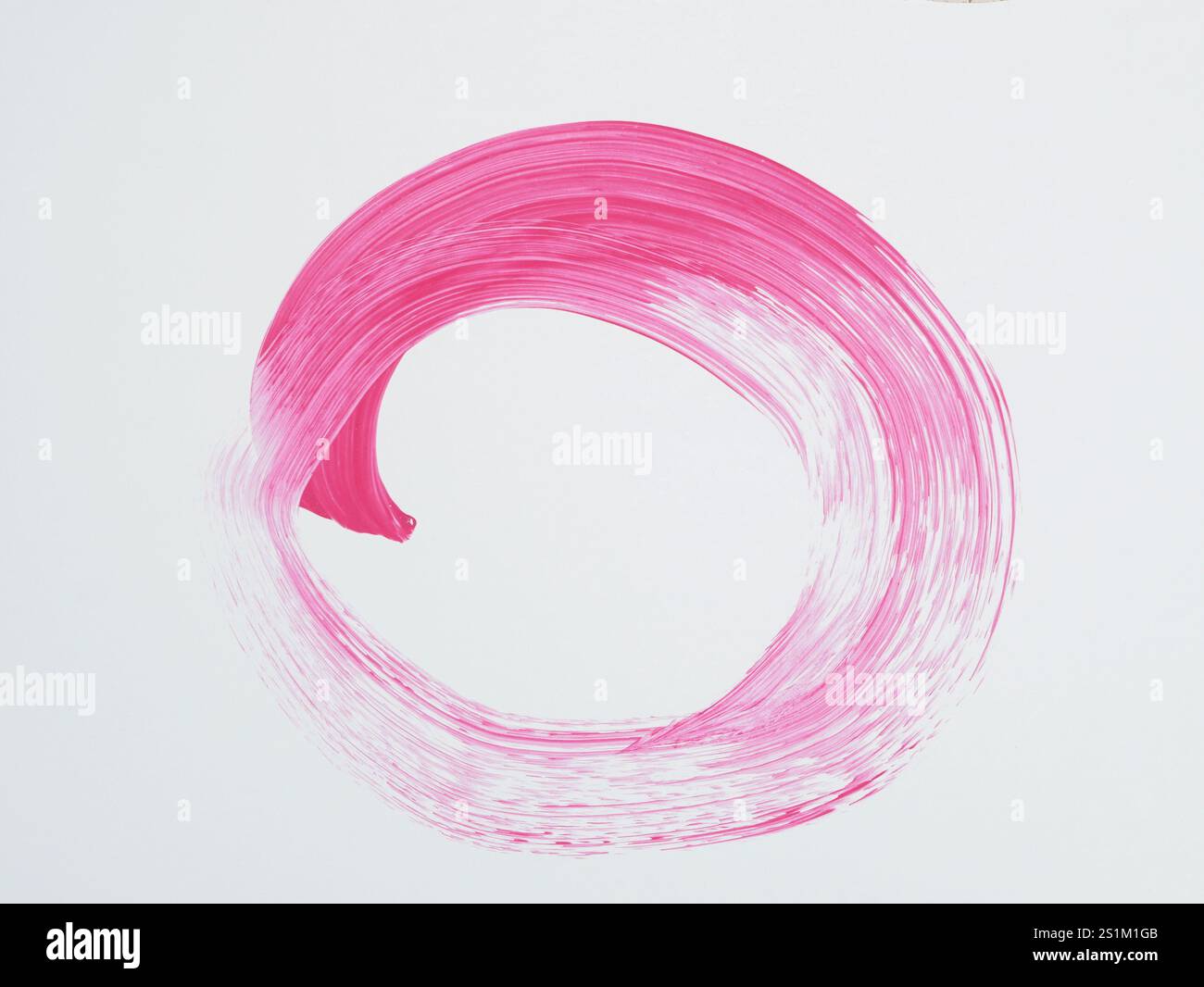 Cerchio dipinto a mano con vernice magenta ad acquerello su sfondo bianco. Elemento grafico. Foto Stock