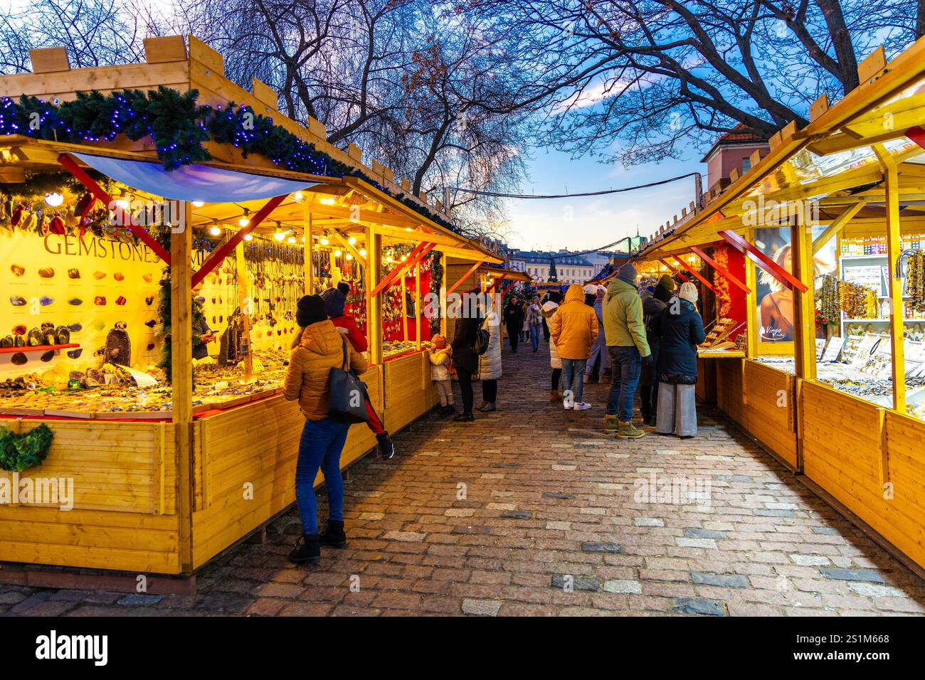 Bancarelle con prodotti artigianali al mercato di Natale di Varsavia, Varsavia, Polonia Foto Stock