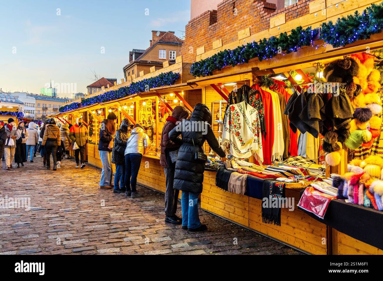 Bancarelle con prodotti artigianali al mercato di Natale di Varsavia, Varsavia, Polonia Foto Stock