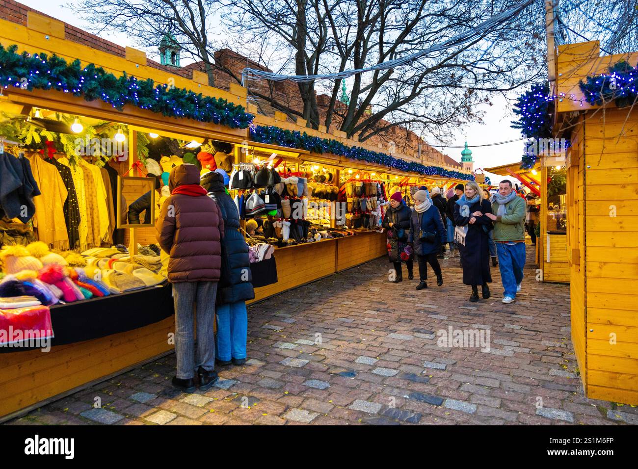 Bancarelle con prodotti artigianali al mercato di Natale di Varsavia, Varsavia, Polonia Foto Stock