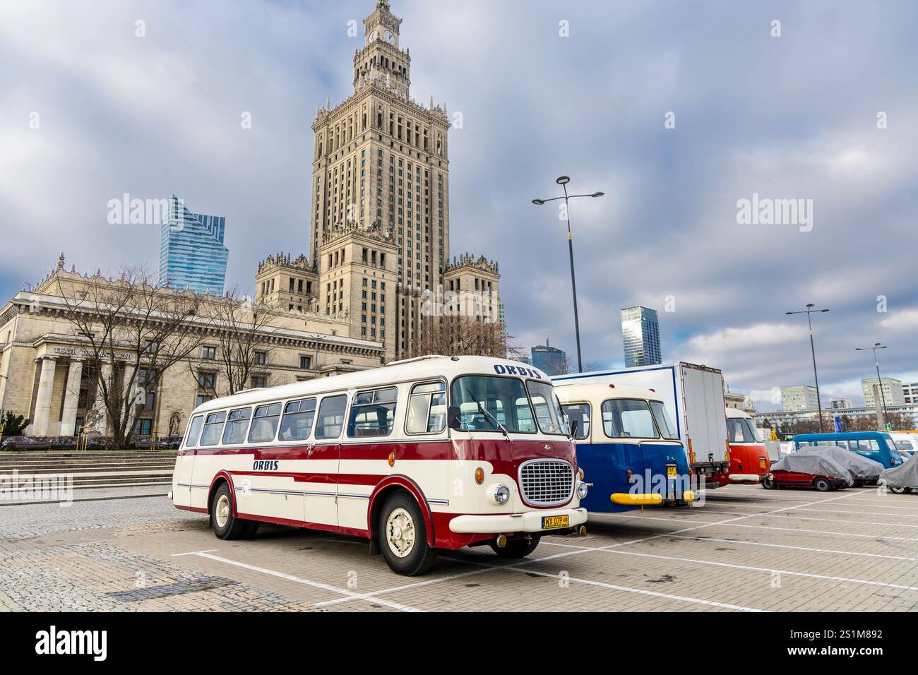 Autobus turistico vintage rosso e bianco Skoda RTO 706 Karosa fuori dal Palazzo della Cultura e della Scienza, Varsavia, Polonia Foto Stock