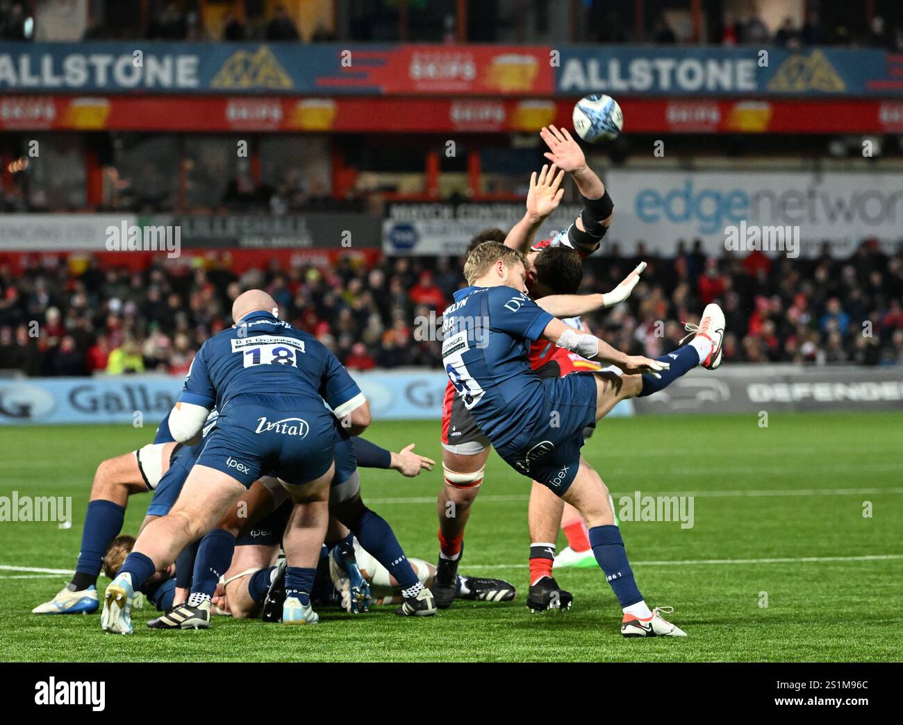 Kingsholm Stadium, Gloucester, Gloucestershire, Regno Unito. 4 gennaio 2025. Gallagher Premiership Rugby, Gloucester Versus sale Sharks; Gus Warr of sale Sharks prende il via dalla base del tappeto sotto la pressione di Ernst van Rhyn di sale Sharks Credit: Action Plus Sports/Alamy Live News Foto Stock