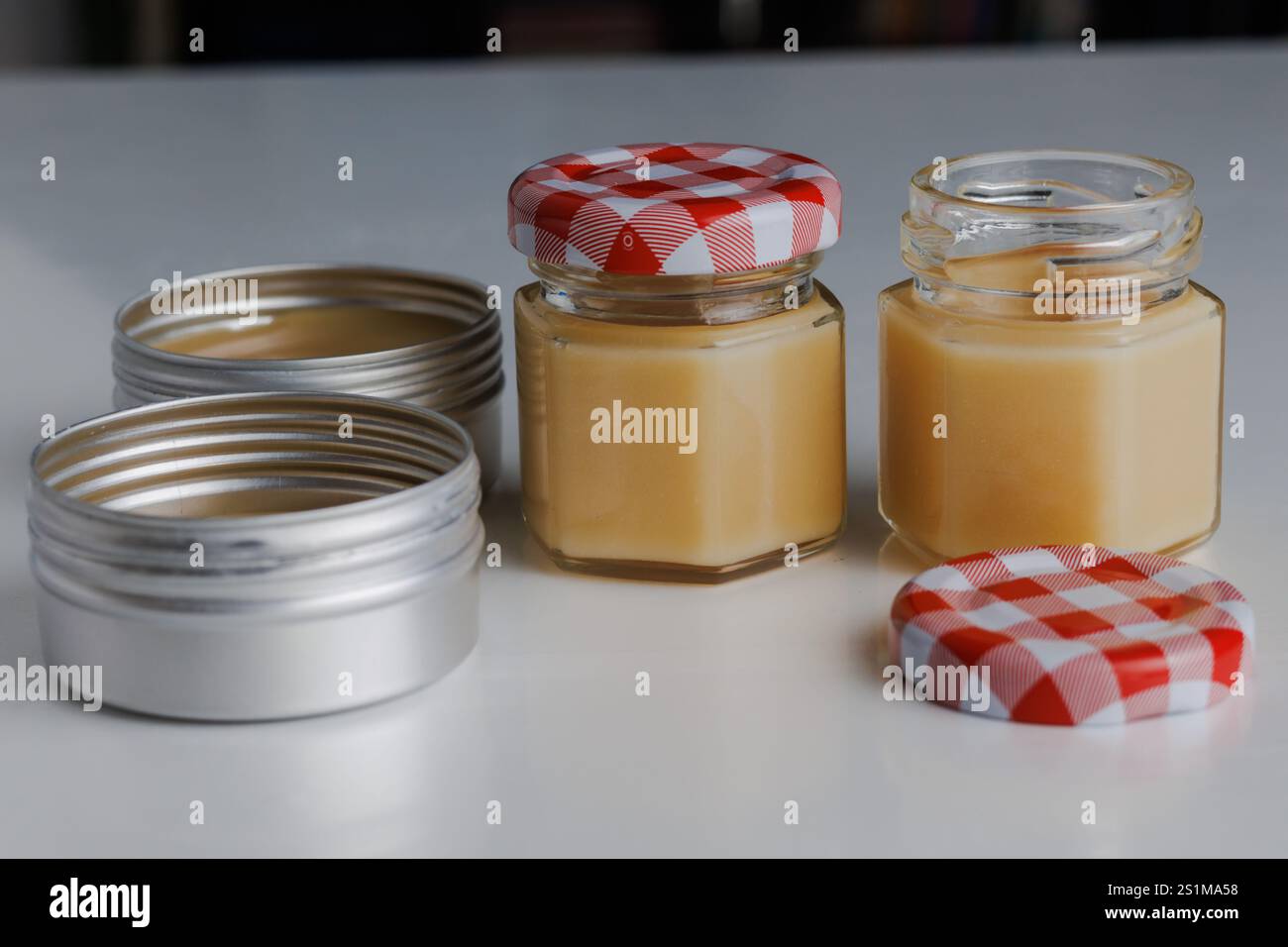 Vasi riempiti di cere aromatiche fatte in casa per la pelle Foto Stock