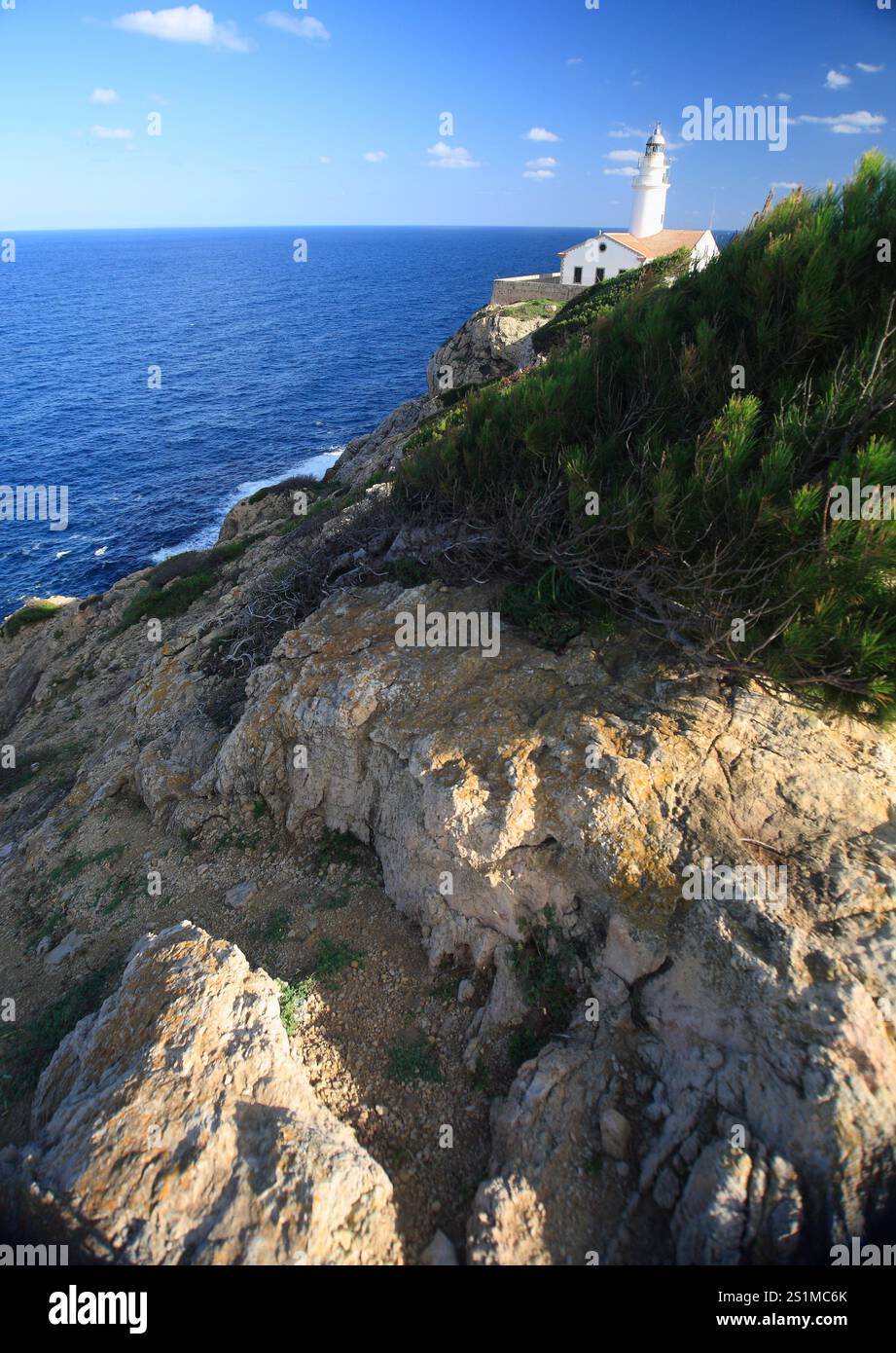 Faro e scogliere a Maiorca, Spagna. Foto Stock