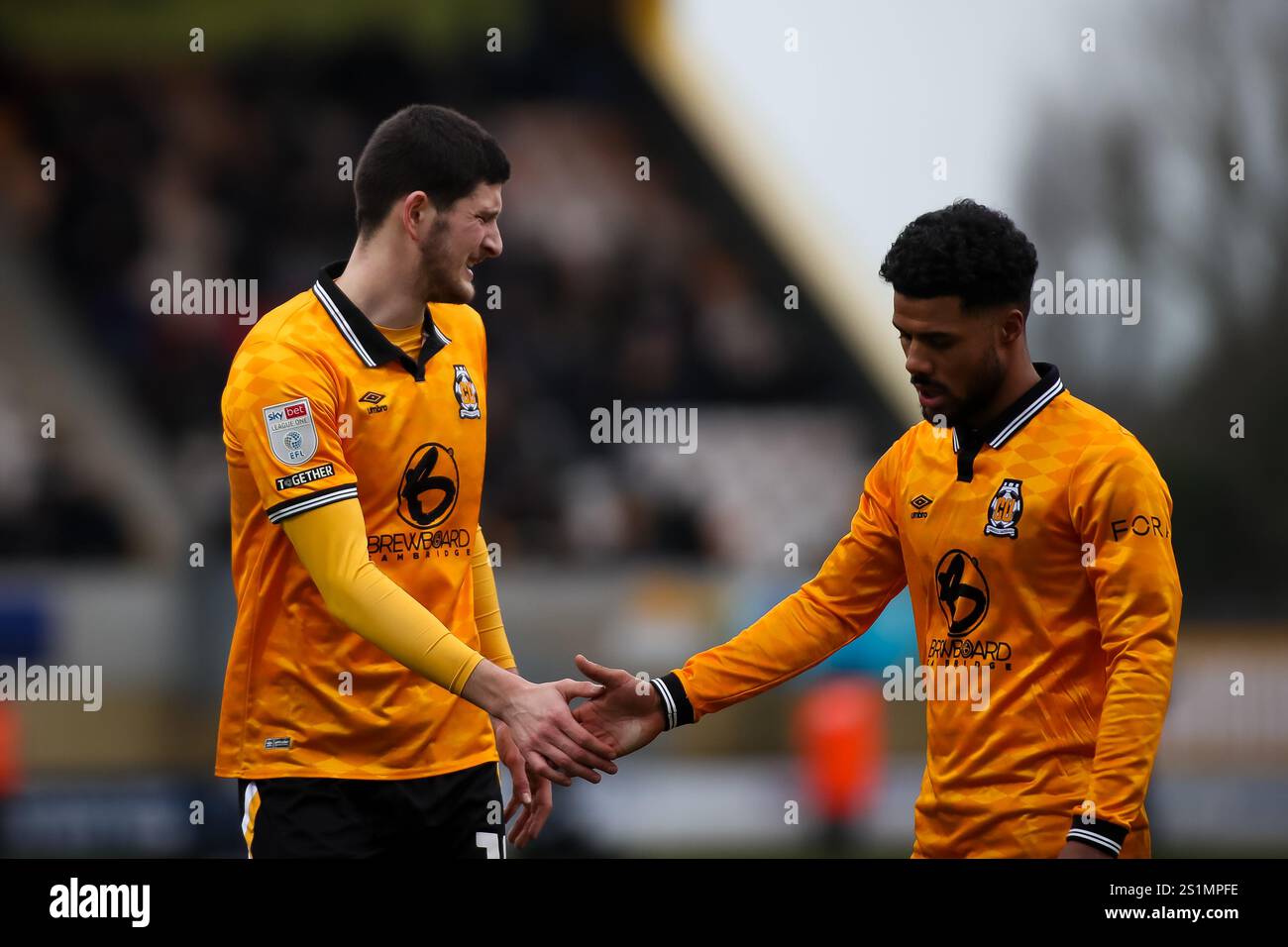 Ryan Loft e Elias Kachunga del Cambridge United durante la partita EFL League One tra Cambridge United e Bristol Rovers al Cledara Abbey Stad Foto Stock