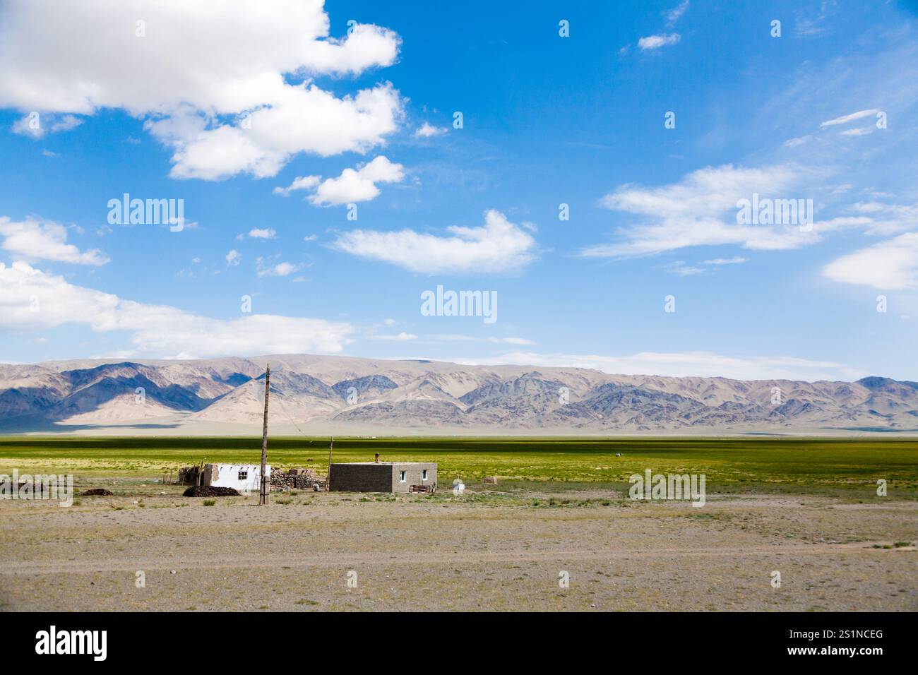 Piccolo villaggio nella valle di Oigor, destinazione remota in Mongolia. Strada per le montagne dell'Altai Foto Stock