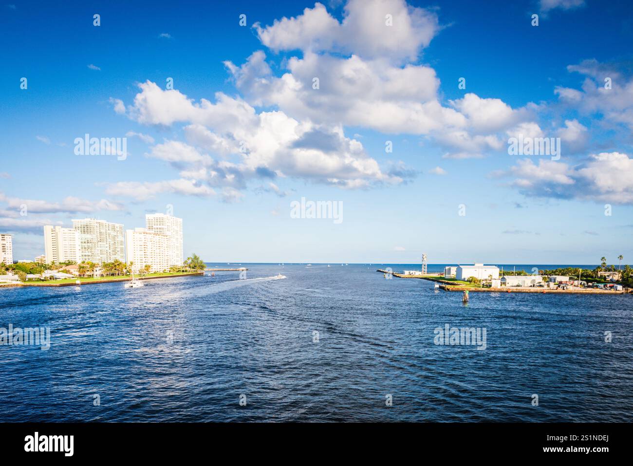 Vista panoramica del paesaggio di Fort Lauderdale a bordo di una nave da crociera mentre si parte da Port Everglades per una crociera ai Caraibi. Foto Stock