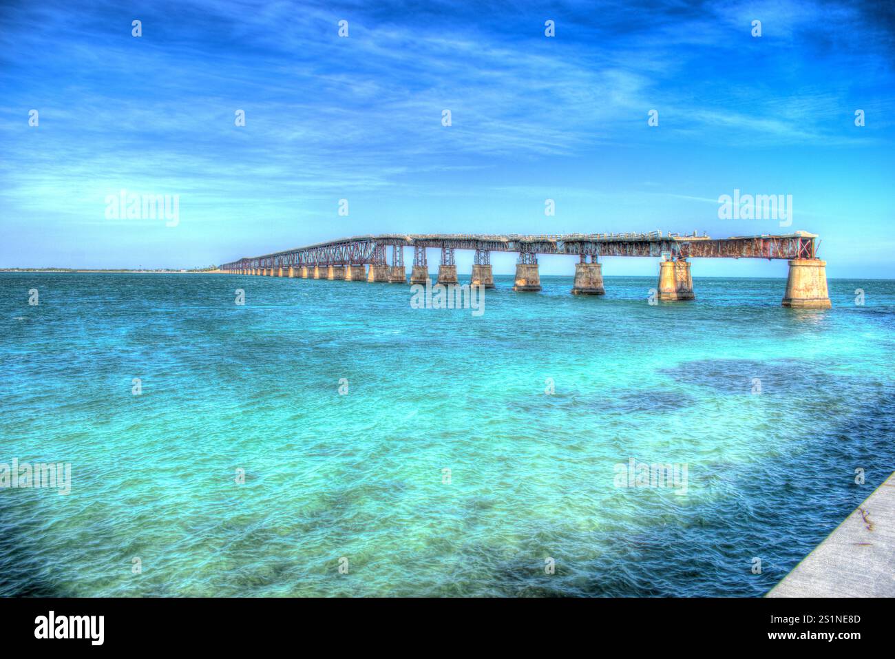 Dead End presso il ponte 11 Mile Bridge Florida Keys. Con Bright Blue Skys e Rusty Old Bridge. Foto Stock