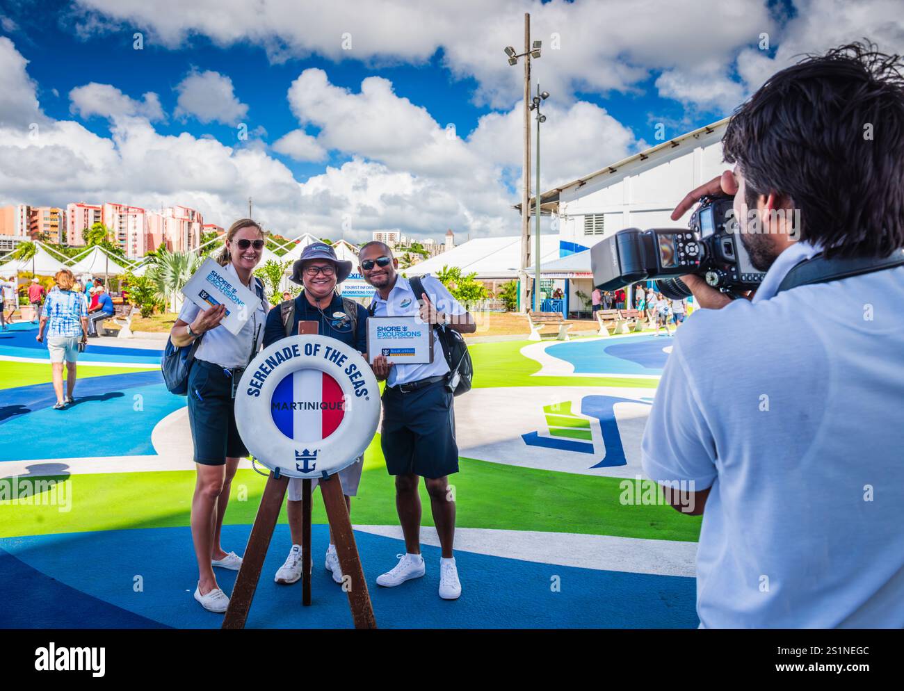 Martinica, Indie occidentali francesi - 28 novembre 2017: Membri dell'equipaggio dei Caraibi reali che offrono escursioni a terra posano per la fotografia. Foto Stock