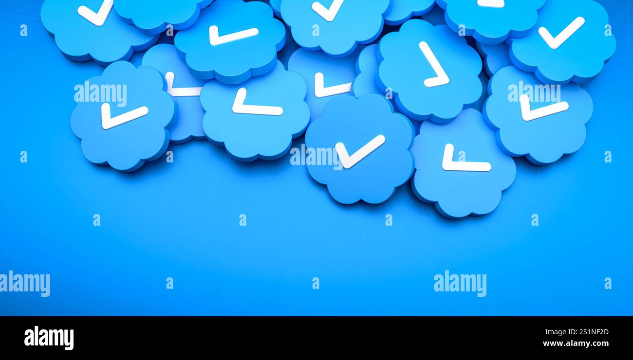 Segni di spunta blu sui logo di un heap di una tabella. Copia spazio. Concetto di verifica nei social media Foto Stock