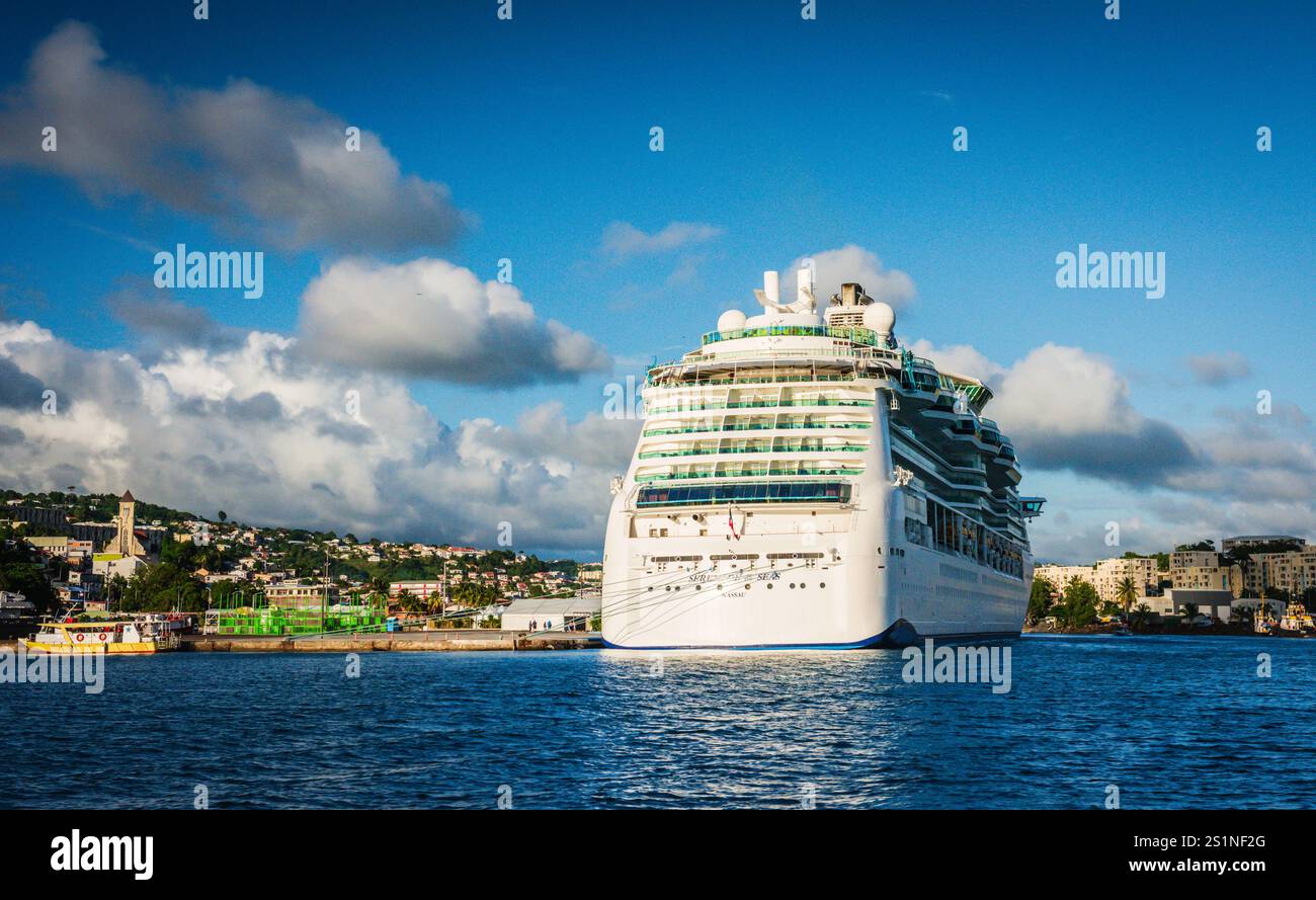 Martinica, Indie occidentali francesi - 28 novembre 2017: Nave da crociera Royal Caribbean Serenade of the Seas ormeggiata al molo delle navi da crociera di Fort de France. Foto Stock