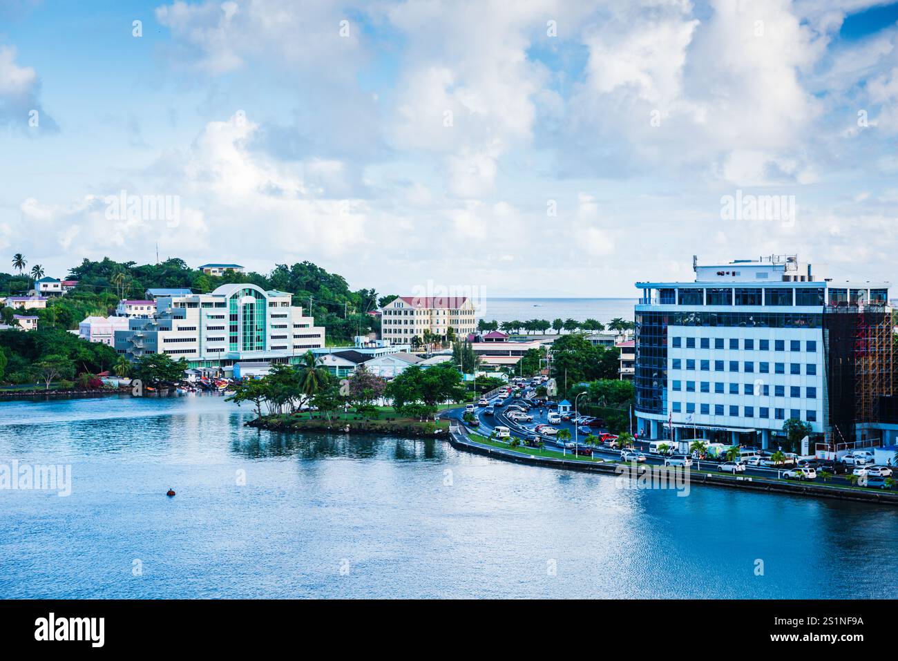 Incorniciato dal porto di Castries, il porto delle navi da crociera Pointe Seraphine presenta negozi e chioschi a tema. Foto Stock