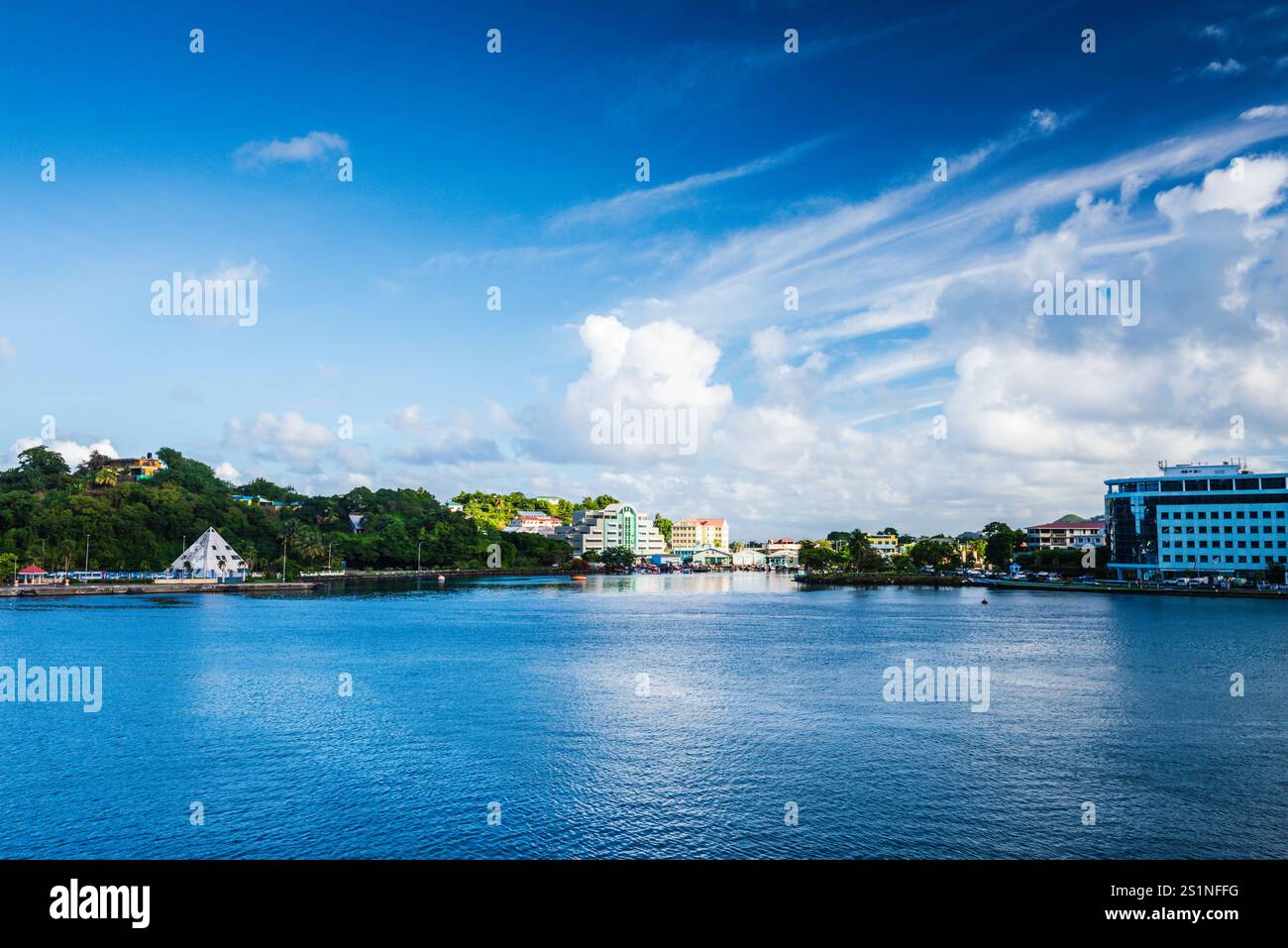 Incorniciato dal porto di Castries, il porto delle navi da crociera Pointe Seraphine presenta negozi e chioschi a tema. Foto Stock