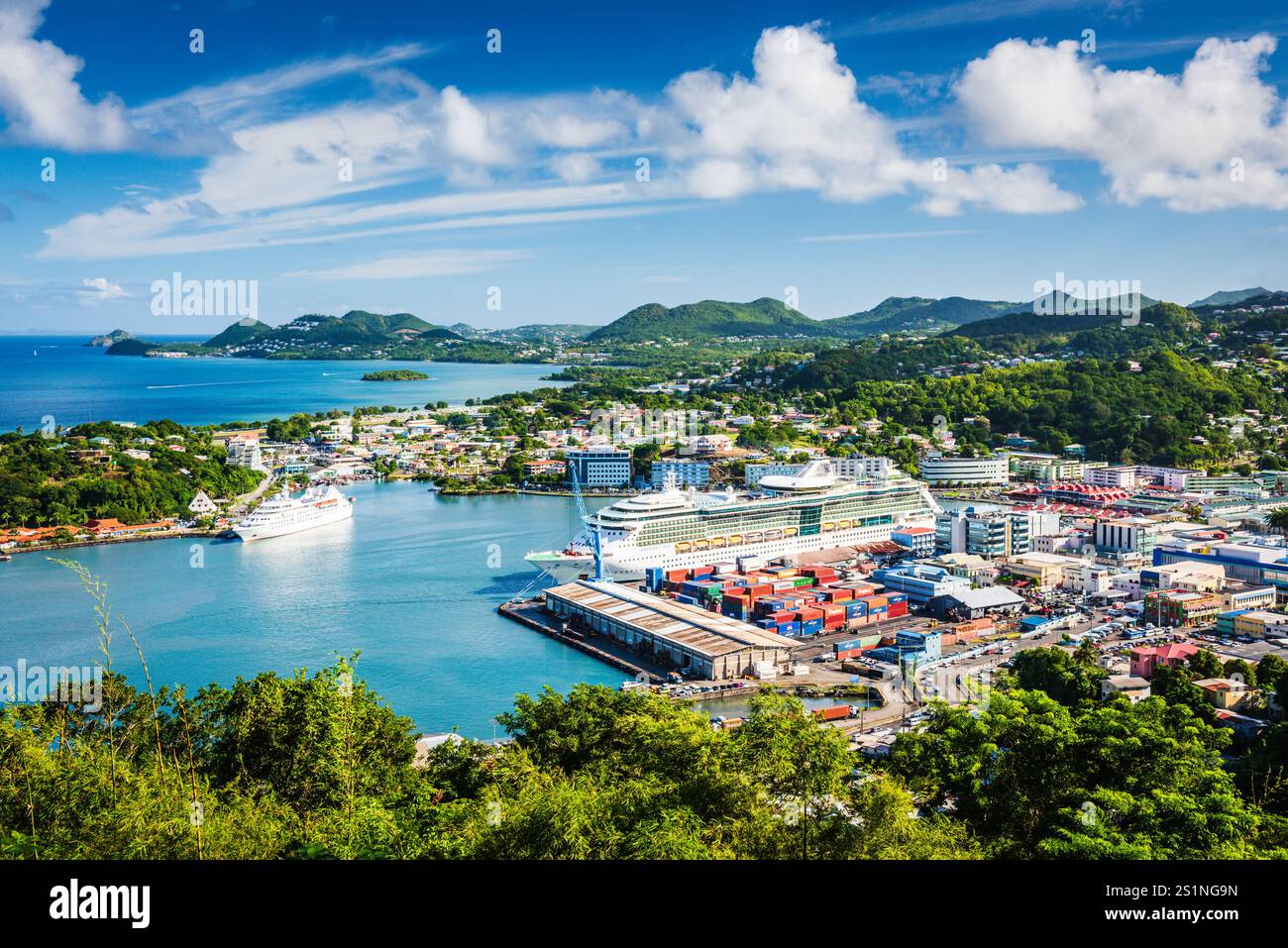 Citiscape con Royal Caribbean Seranade of the Seas attraccata al porto delle navi da crociera Pointe Seraphine nel porto di Castries a St. Lucia. Foto Stock