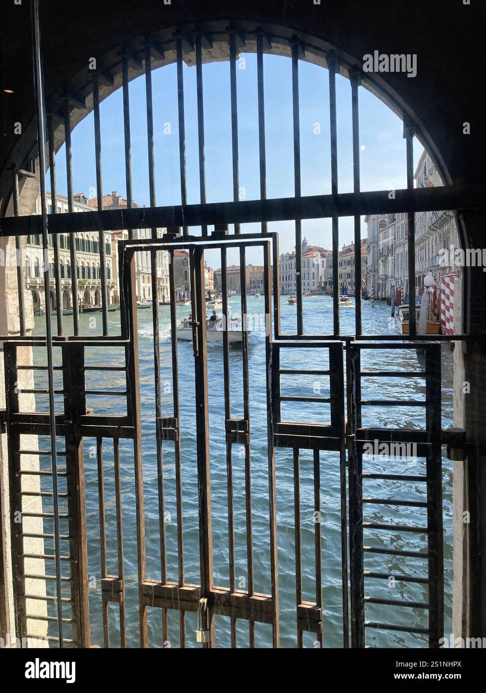 Il Canal grande, Venezia, guardando attraverso le porte ornate in metallo. Foto Stock