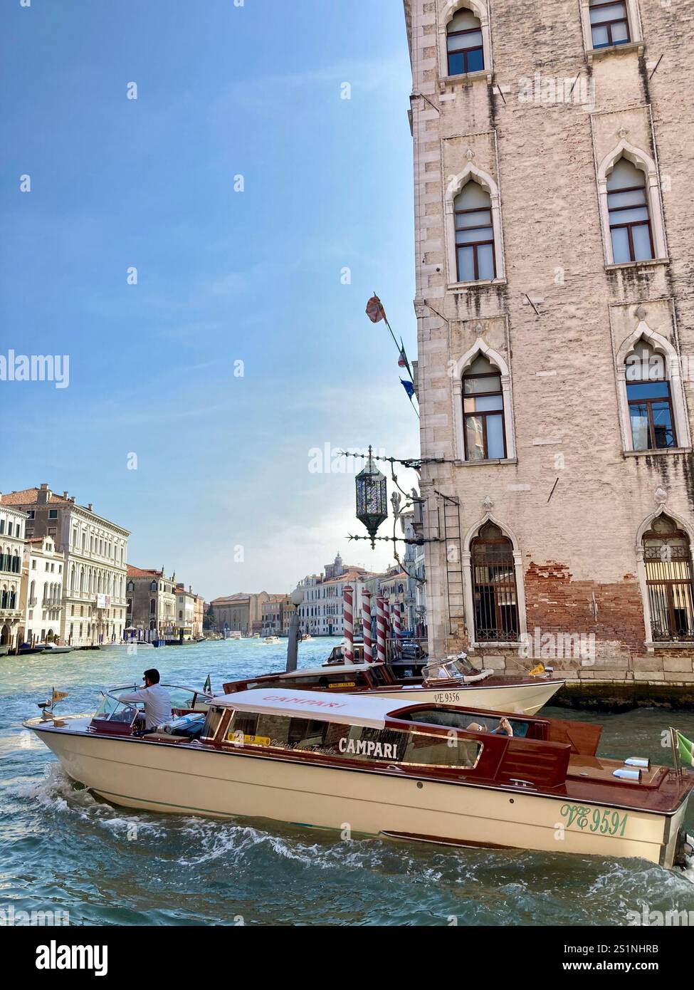 Con un taxi acqueo sul Canal Grande di Venezia. - Immagine stock catturata con smartphone