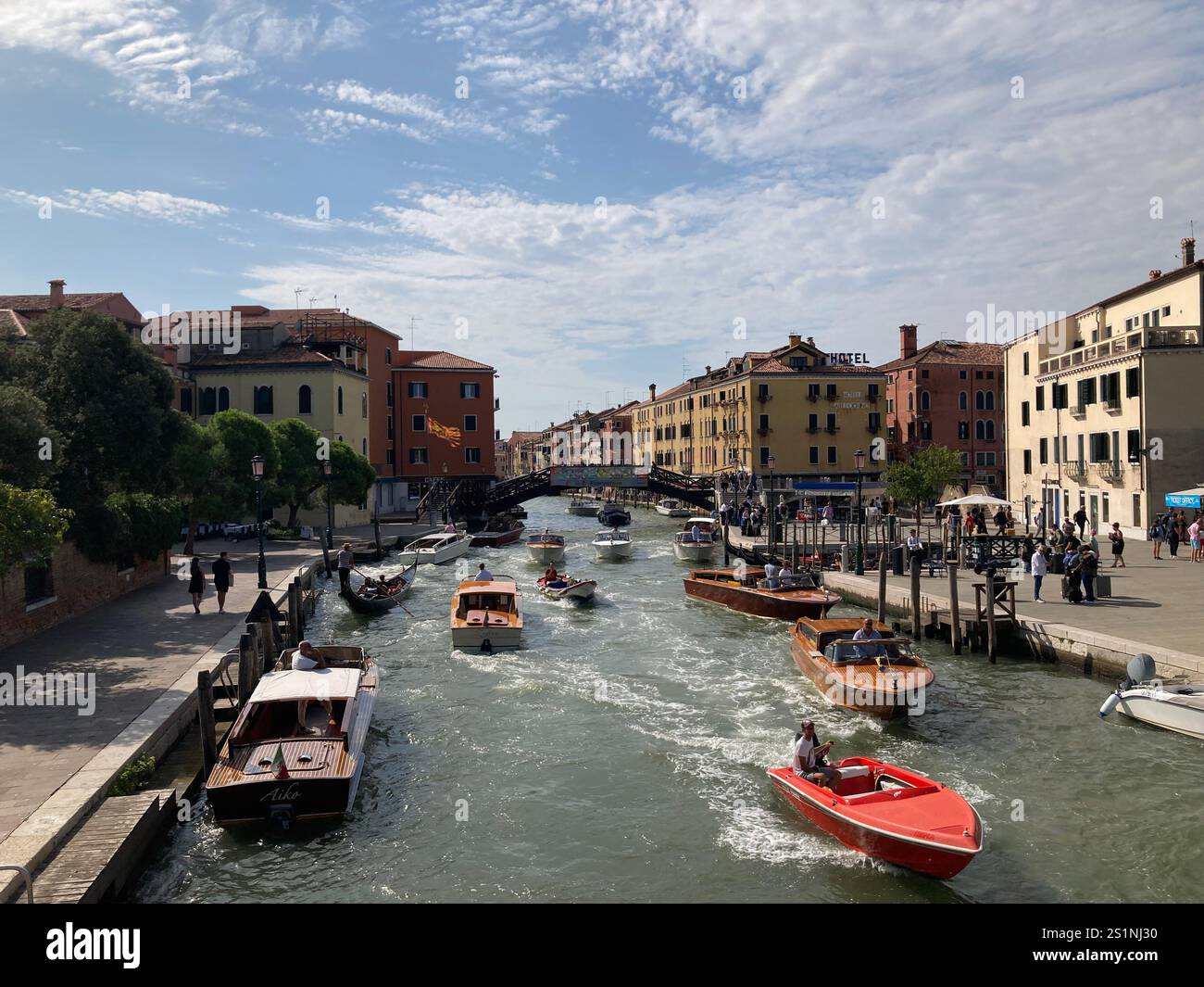Taxi d'acqua e altre barche a motore sul Canal grande a Venezia. - Immagine stock catturata con smartphone