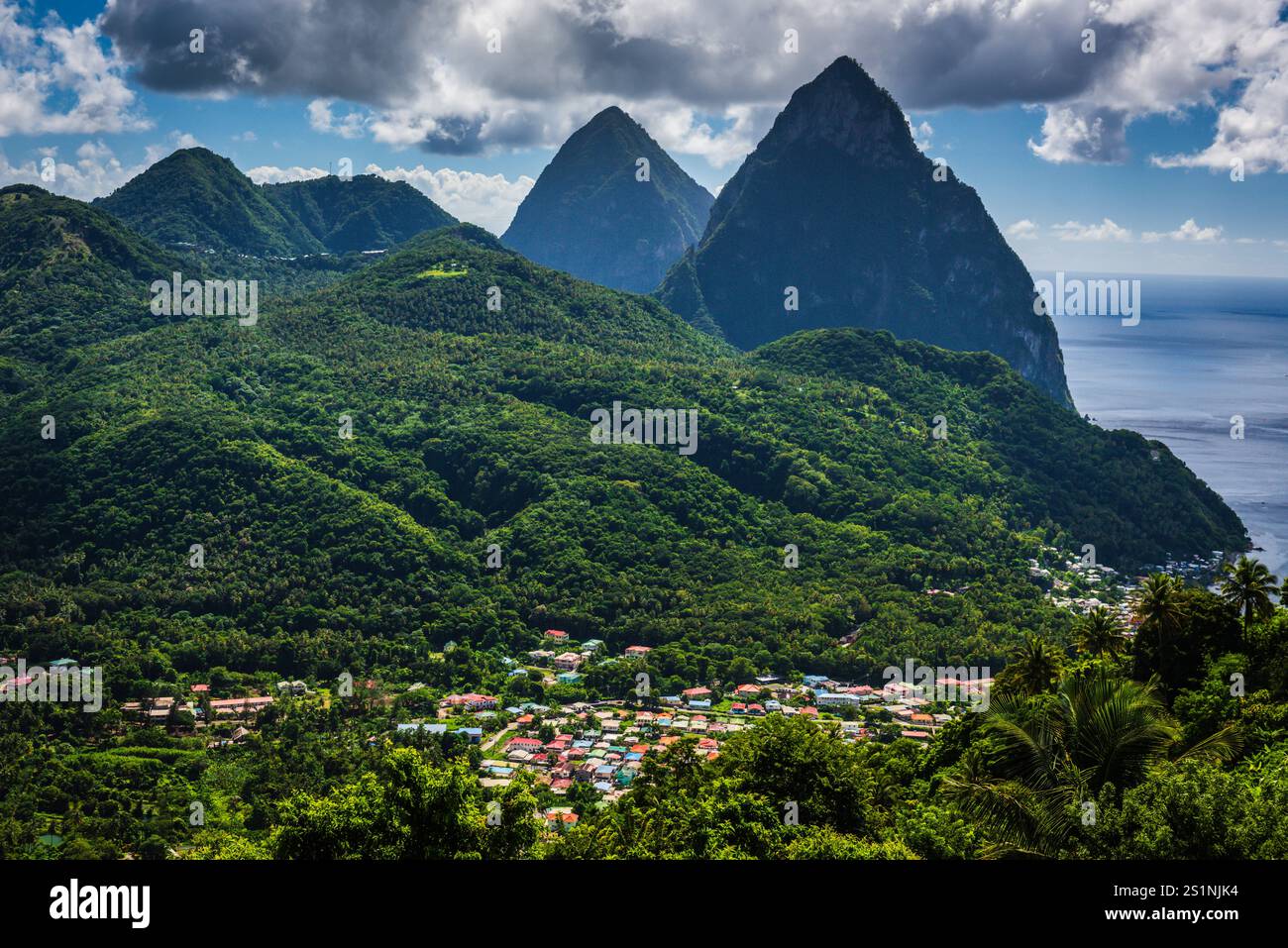 I Piton, Gros Piton e Petit Piton, sono due scogliere vulcaniche montuose, guglie vulcaniche, situate a Saint Lucia. Foto Stock