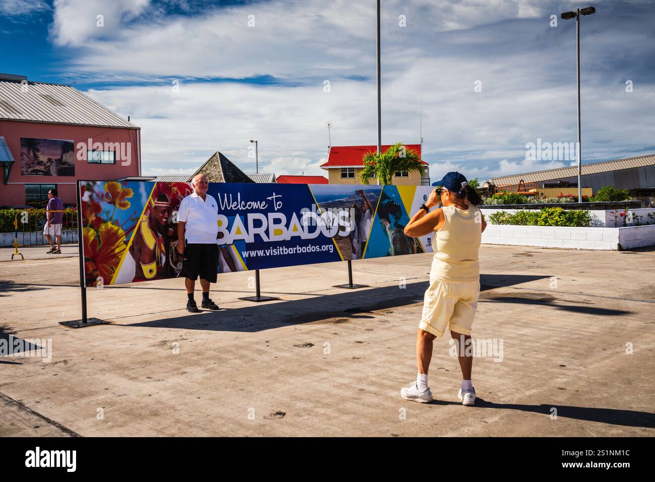 Bridgetown, Barbados - 30 novembre 2017: I turisti scattano foto con l'insegna Welcome to Barbados al porto di Bridgetown. Foto Stock