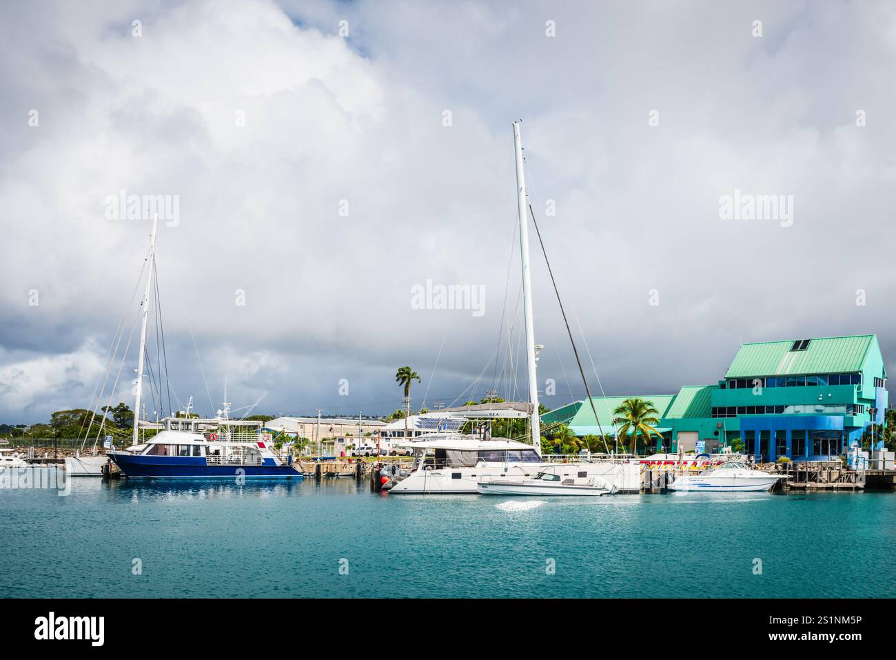 Barbados - 30 novembre 2017: Barche a vela e edifici costieri visti durante un'escursione a vela. Foto Stock