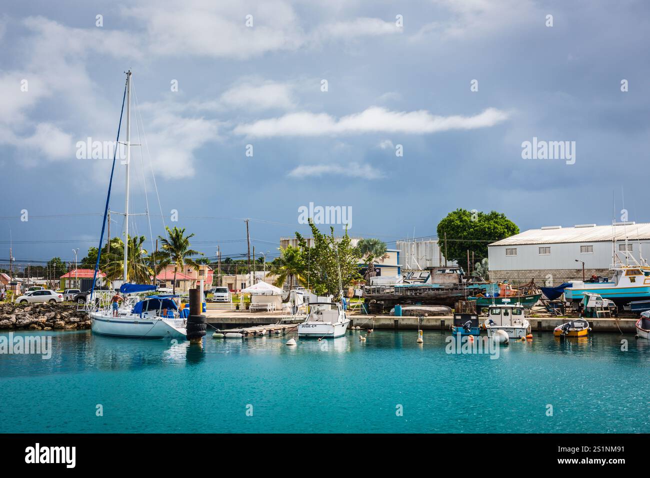 Barbados - 30 novembre 2017: Barche a vela e edifici costieri visti durante un'escursione a vela. Foto Stock