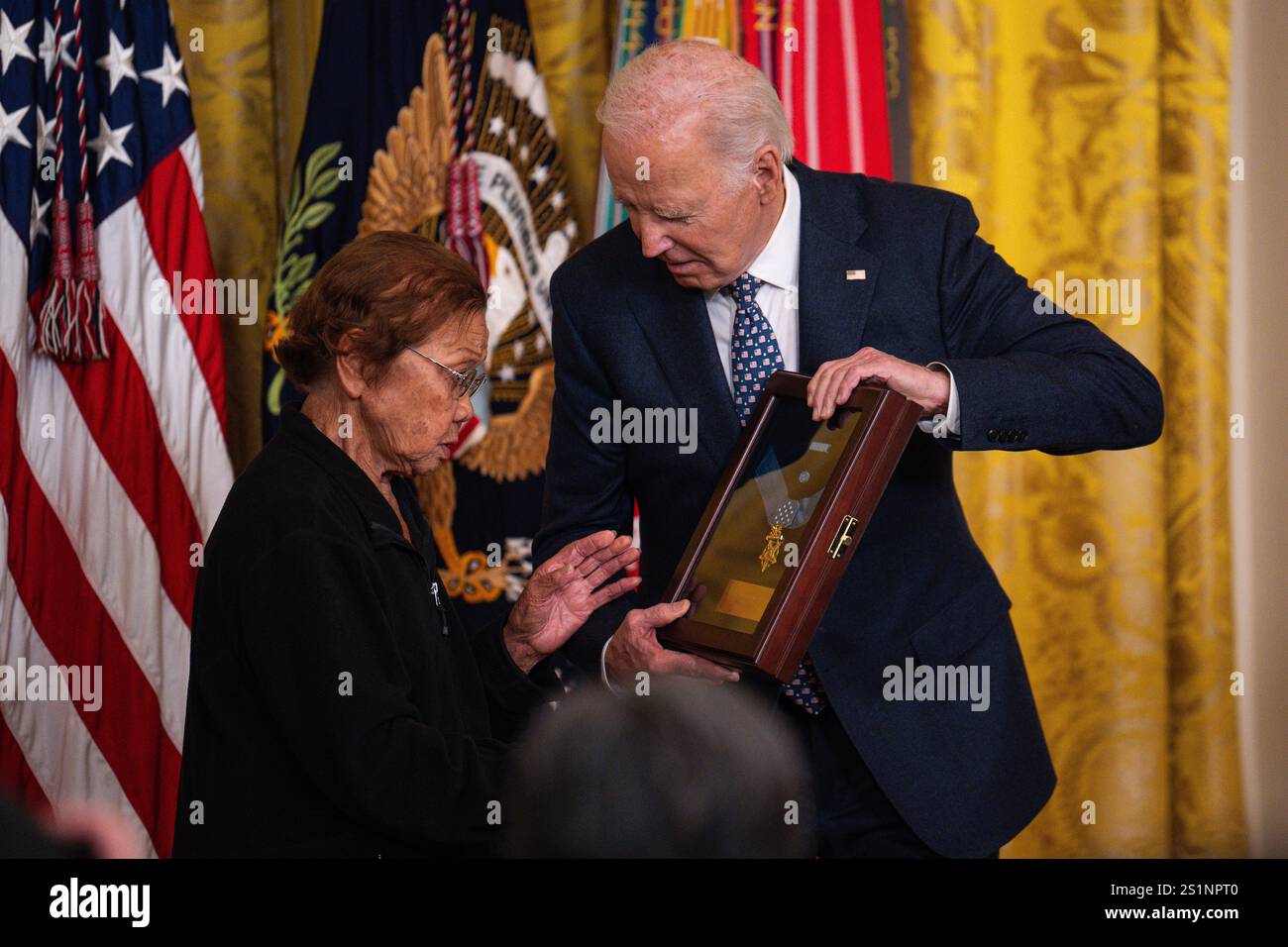 Washington, Stati Uniti d'America. 3 gennaio 2025. Washington, Stati Uniti d'America. 3 gennaio 2025. U. Il presidente Joe Biden, consegna la Medal of Honor postumo all'ex Pvt dell'Esercito degli Stati Uniti. Bruno R. Orig, come sua sorella Loretta Orig, a sinistra, accetta a suo nome, durante la cerimonia di premiazione presso la East Room della Casa Bianca, 3 gennaio 2025 a Washington, DC Orig, ha ricevuto il più alto riconoscimento militare per azioni al di là della chiamata di servizio durante la guerra di Corea. Crediti: Henry Villarama/U. S Army Photo/Alamy Live News Foto Stock
