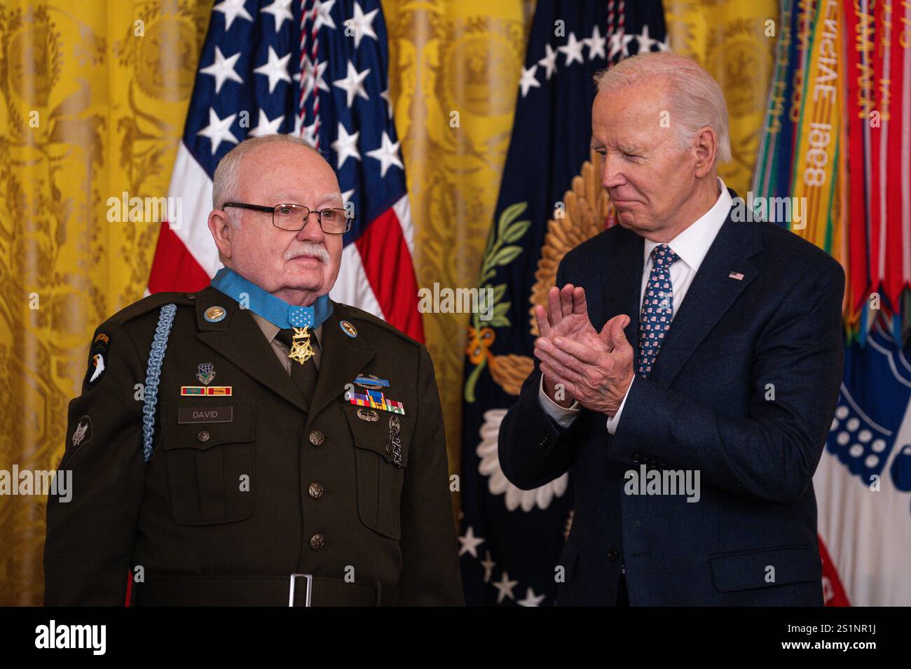 Washington, Stati Uniti d'America. 3 gennaio 2025. Washington, Stati Uniti d'America. 3 gennaio 2025. U. Il Presidente Joe Biden, presenta la Medal of Honor all'ex U. Lo Specialista dell'esercito americano di quarta classe Kenneth J. David, ha lasciato, durante la cerimonia di premiazione presso la East Room della Casa Bianca, il 3 gennaio 2025 a Washington, DC David, ha ricevuto il più alto onore militare per azioni al di là della chiamata al servizio durante la guerra di Corea. Crediti: Henry Villarama/U. S Army Photo/Alamy Live News Foto Stock