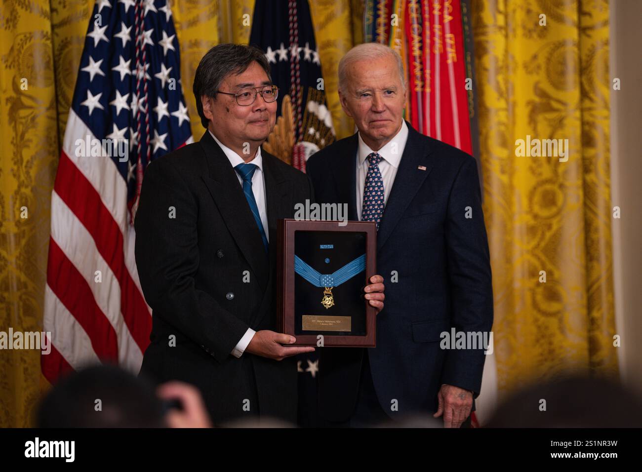 Washington, Stati Uniti d'America. 3 gennaio 2025. Washington, Stati Uniti d'America. 3 gennaio 2025. U. Il presidente Joe Biden, presenta la Medal of Honor postumo all'ex PFC dell'esercito americano. Wataru Nakamura, come Gary Takashima, ha lasciato, accetta a suo nome, durante la cerimonia di premiazione nella sala orientale della Casa Bianca, 3 gennaio 2025 a Washington, DC Nakamura, ha ricevuto il più alto onore militare per azioni al di sopra e al di là del richiamo al dovere durante la guerra di Corea. Crediti: Henry Villarama/U. S Army Photo/Alamy Live News Foto Stock