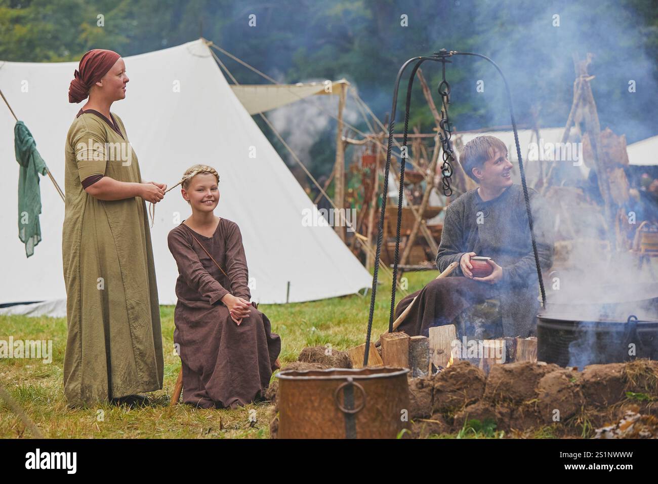 Hojbjerg, Danimarca, 27 luglio 2024: Famiglia a un festival vichingo Foto Stock