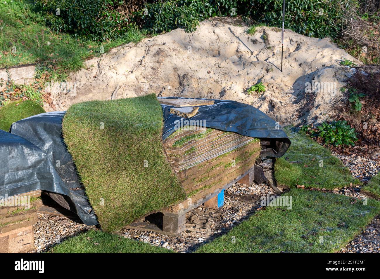 Forniture di sabbia e un mucchio di erba o erba per la manutenzione di un campo da golf, Inghilterra, Regno Unito Foto Stock