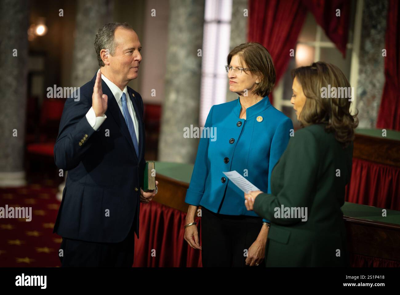Washington, District of Columbia, USA. 3 gennaio 2025. Il senatore ADAM SCHIFF (D-CA) ha giurato al Senato dal vicepresidente Kamala Harris, 4 gennaio 2025 (Credit Image: © Douglas Christian/ZUMA Press Wire) SOLO PER USO EDITORIALE! Non per USO commerciale! Foto Stock