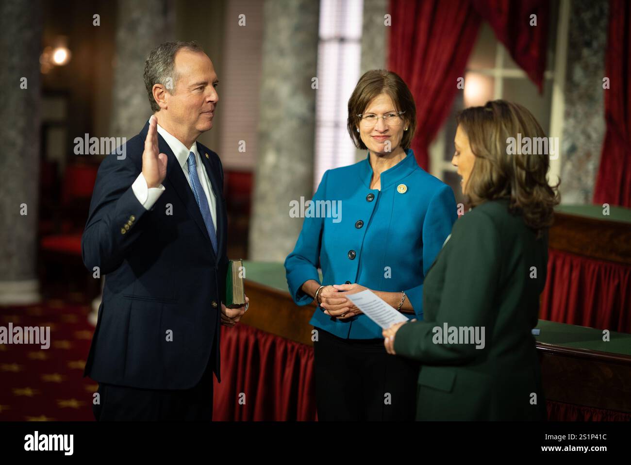 Washington, District of Columbia, USA. 3 gennaio 2025. Il senatore ADAM SCHIFF (D-CA) ha giurato al Senato dal vicepresidente Kamala Harris, 4 gennaio 2025 (Credit Image: © Douglas Christian/ZUMA Press Wire) SOLO PER USO EDITORIALE! Non per USO commerciale! Foto Stock