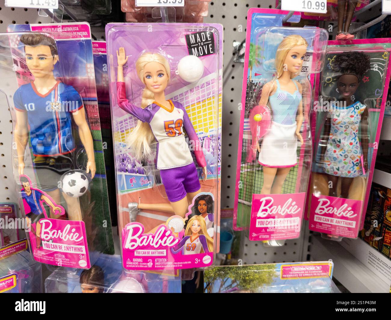 Bambole Barbie, nella serie You CAN Be Anything, in mostra in un negozio Meijer nel Michigan USA - Immagine stock catturata con smartphone Bambole Barbie, nella serie You CAN Be Anything, in mostra in un negozio Meijer nel Michigan USA - Immagine stock catturata con smartphone
