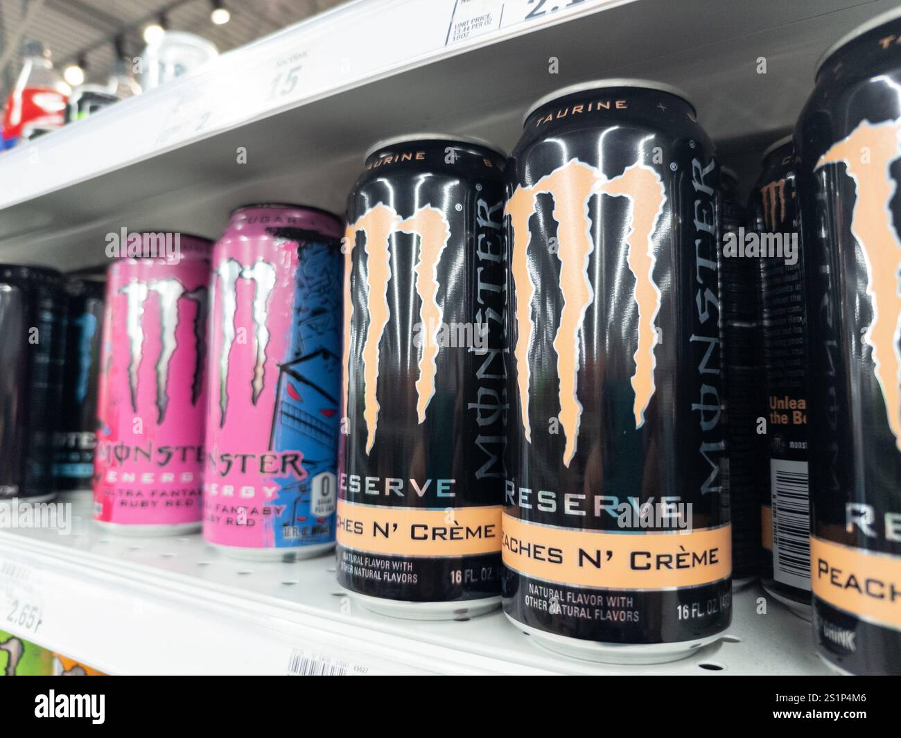 Monster Energy drink sugli scaffali in un negozio Meijer nel Michigan, USA Foto Stock
