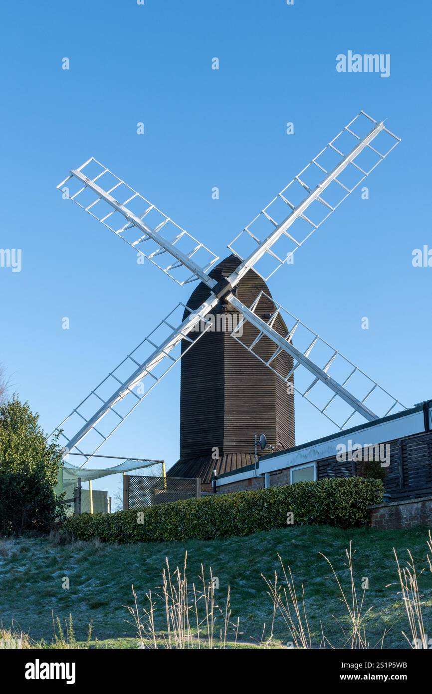 Reigate Heath Windmill, un mulino classificato di grado II* presso il Reigate Heath Golf Club, Surrey, Inghilterra, Regno Unito, in una giornata invernale di sole Foto Stock
