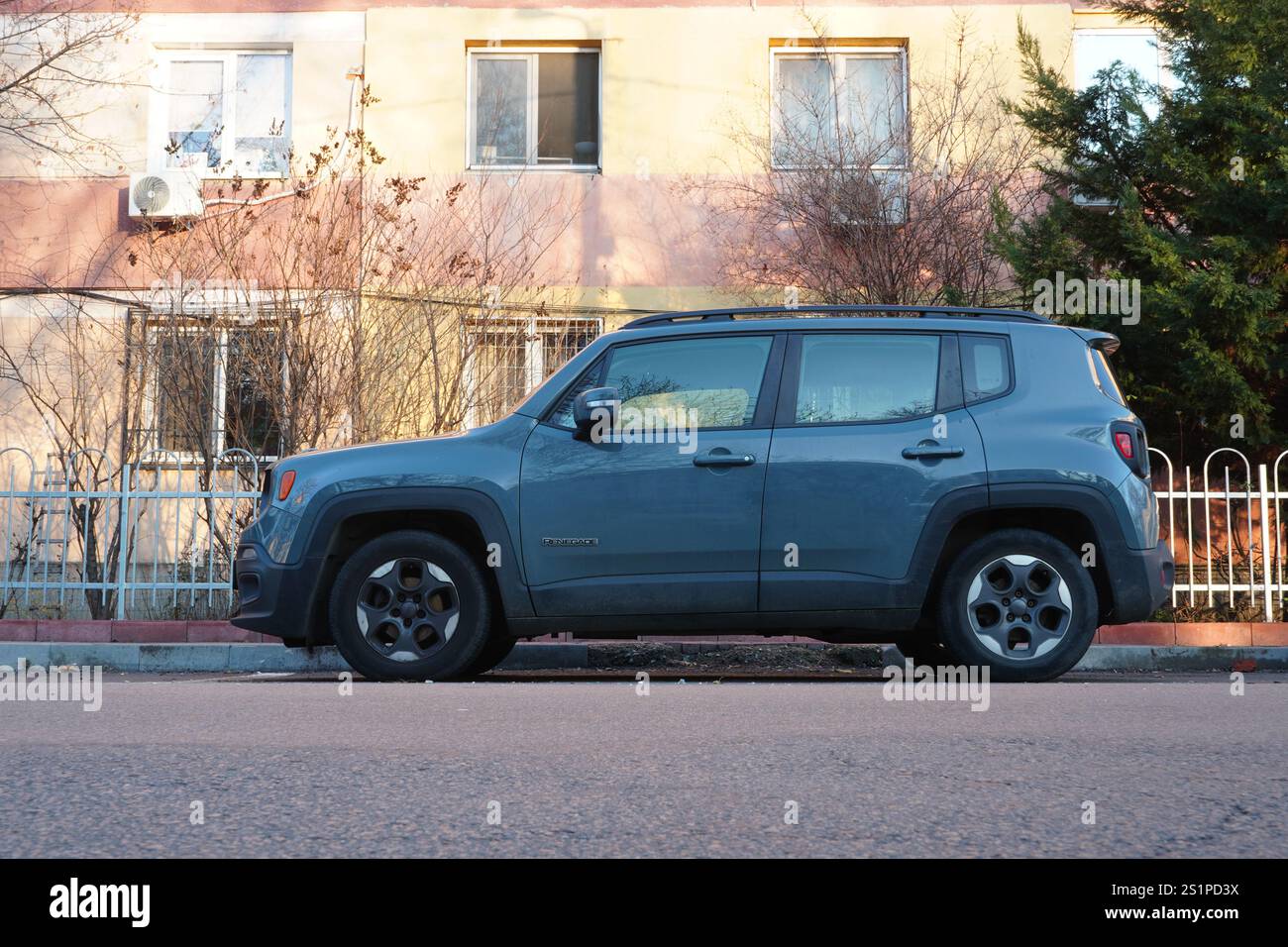 Bucarest, Romania - 1 gennaio 2025: Vista laterale della Jeep Renegade Longitude Gray, parcheggiata sulla strada di fronte al blocco di appartamenti Foto Stock