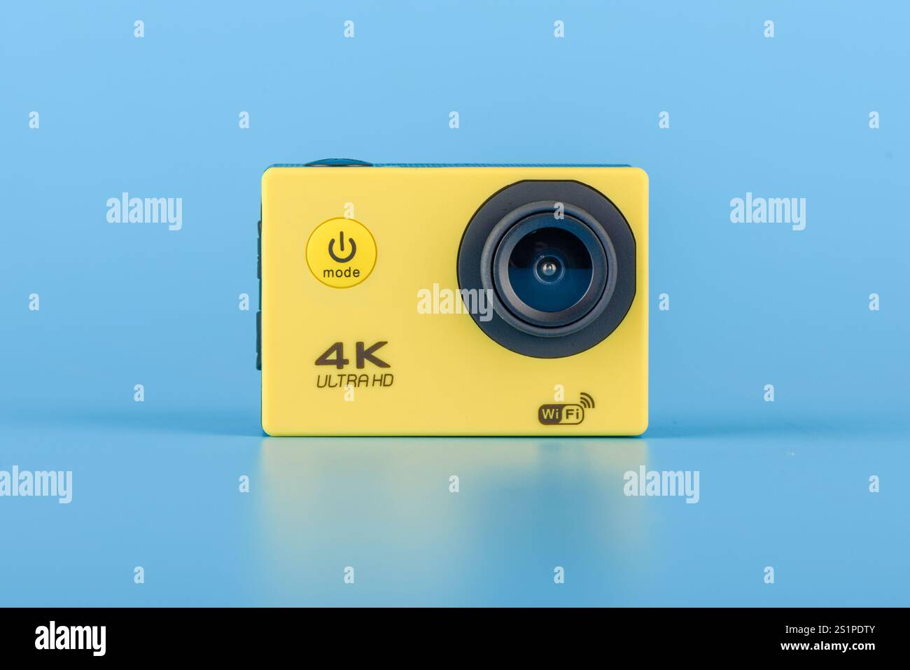 Mosca, Russia - 3 gennaio 2025: Primo piano di una action camera 4K Ultra HD gialla con funzionalità WiFi, visualizzata su uno sfondo blu, con tecnologia Foto Stock