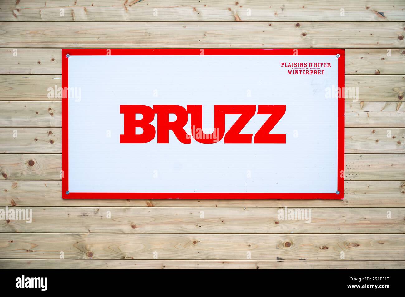 Segno di Bruzz, un giornale regionale nella città vecchia di Bruxelles, Belgio, 3 GENNAIO 2025 Foto Stock